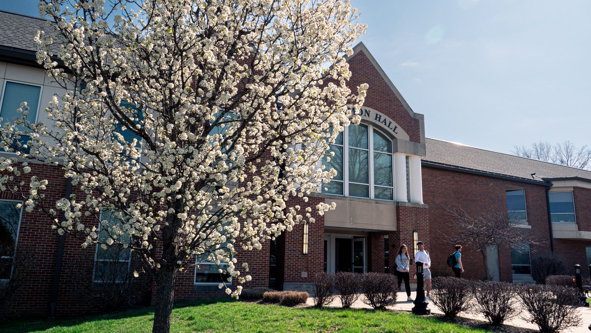 LindenwoodU's tweet photo. Spring has sprung🌸

We can’t wait to see more views like this around campus soon! https://t.co/A6A6Tw2vET