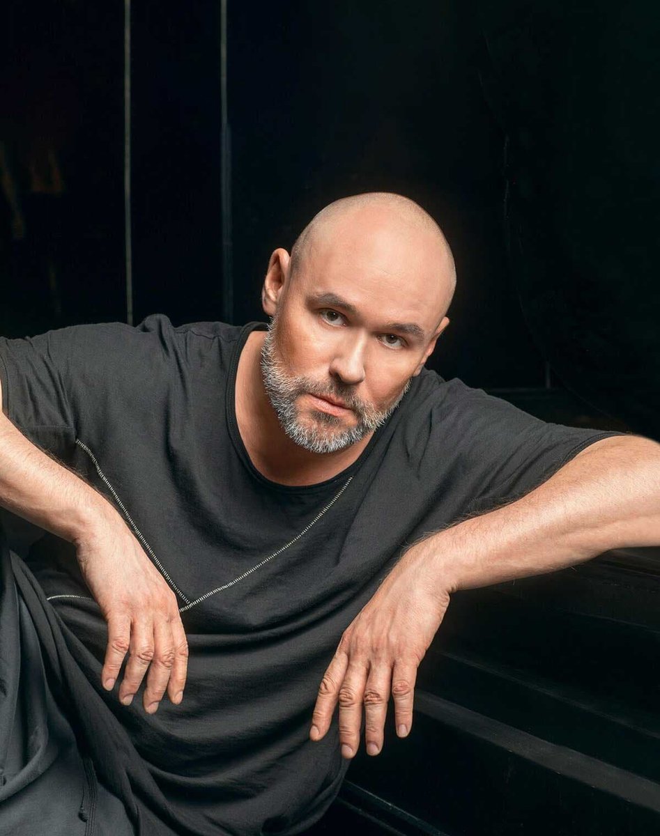 Максим Аверин экстремально похудел ради роли

Актер впечатлил коллег и поклонников радикальным преображением к театральному сезону. Ради главной роли в новой постановке "Предложение" артист избавился от 20 килограммов лишнего веса, продемонстрировав невероятную силу воли.