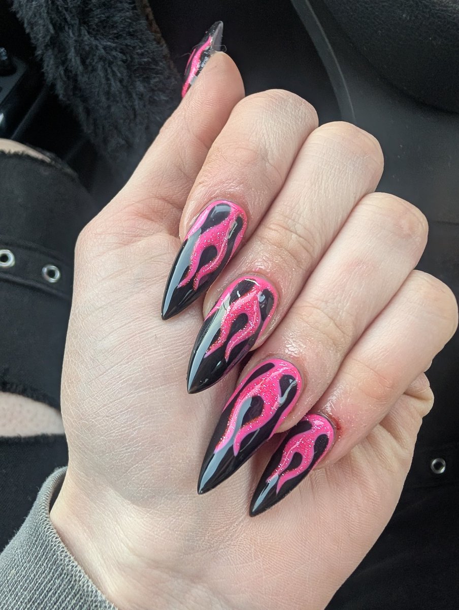 nikki 🖤 tweet media