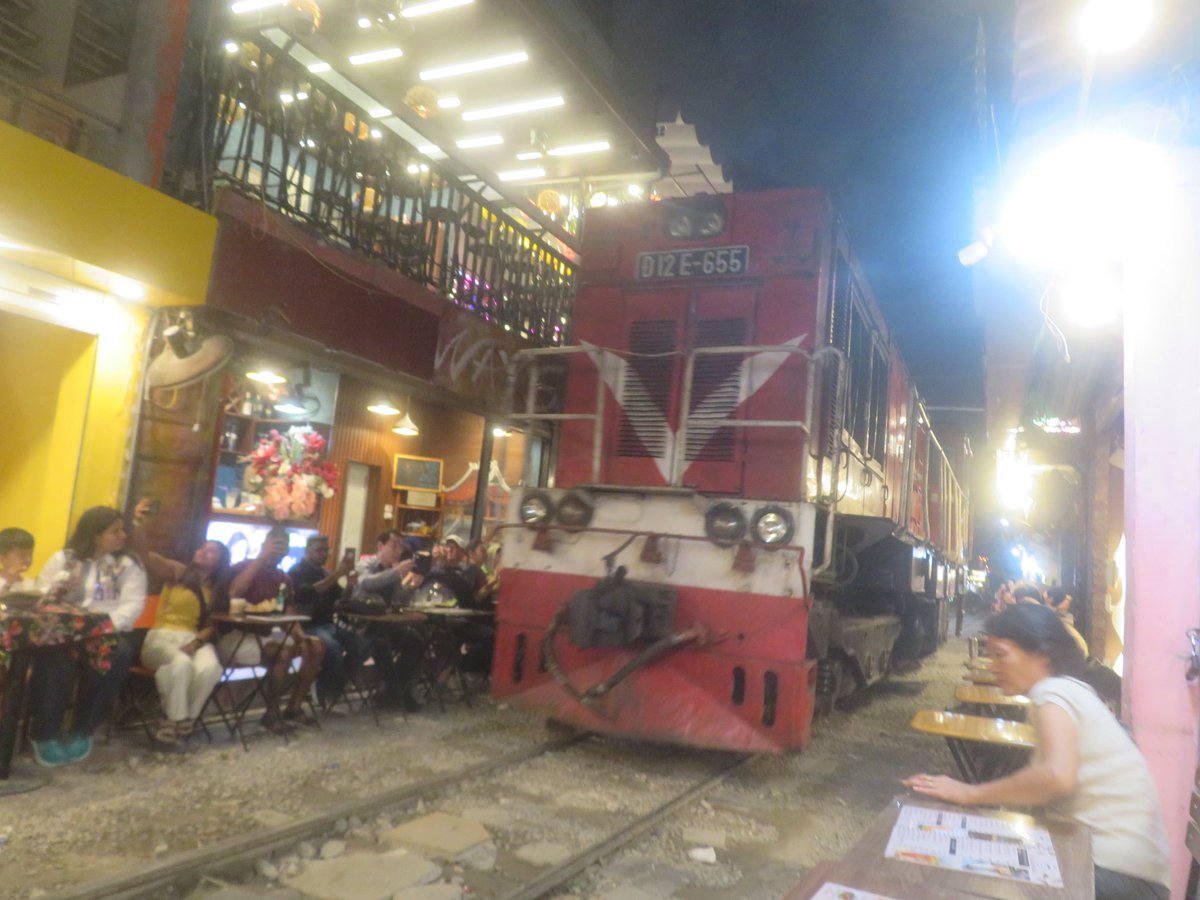 ハノイトレインストリート！
列車🚃が来るまで1時間半待ったわ
