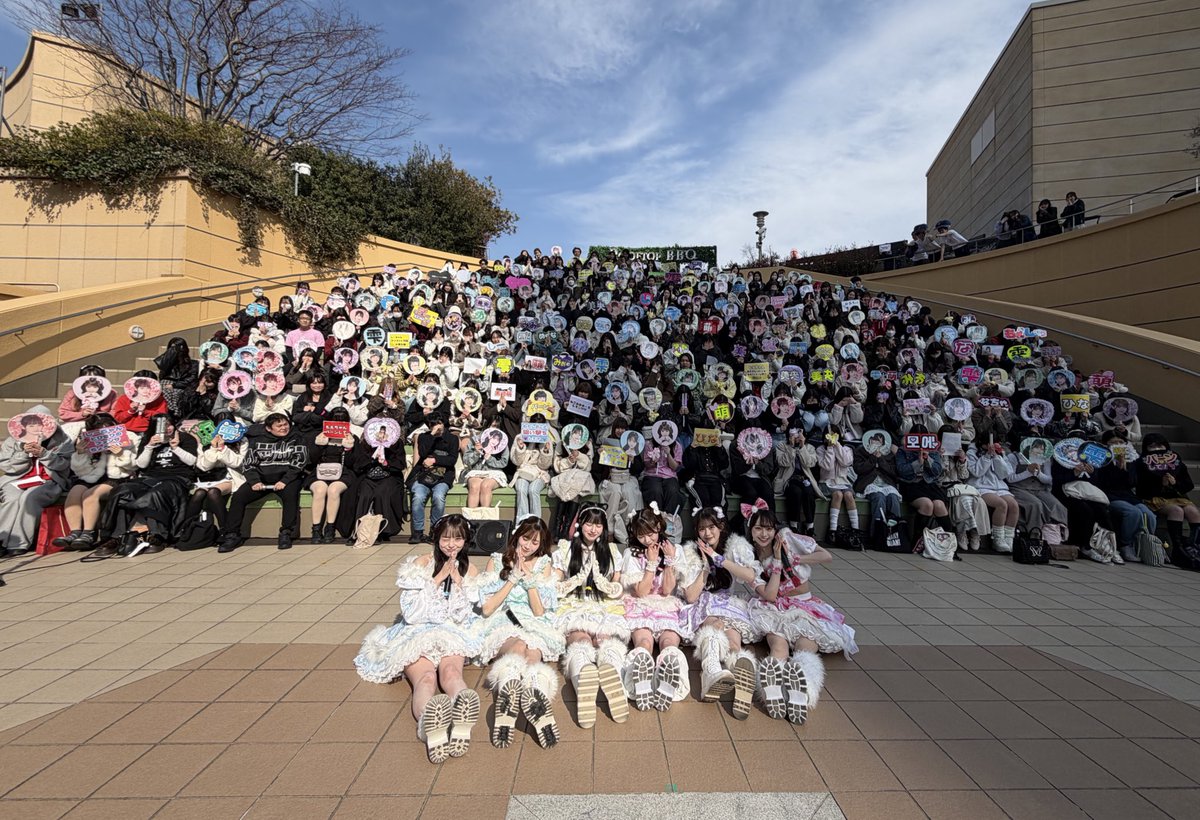 pixel_ribbon's tweet photo. Pixel Ribbon フリーライブツアー
~ for Princess Journey ~  #8

📍なんばパークス さん
ありがとうございました！🎀🪽

久しぶりの大阪！
最後のフリーライブツアー、たくさんの方に囲まれてぴくりぼちゃんも大喜びでした❤︎
このフリーライブツアー期間、たくさんの方が足を運んでくださりありがとうございました💫

次回ぴくりぼちゃんに会えるのは…
3/30(月) Pixel Ribbon 1周年ワンマンLIVE 『Princess Journey』
ぴくりぼの1周年記念日です🎀✨
#PixelRibbon  #ぴくりぼ 

詳しくはこちら👇🏻

https://t.co/uz6SpFyCpi