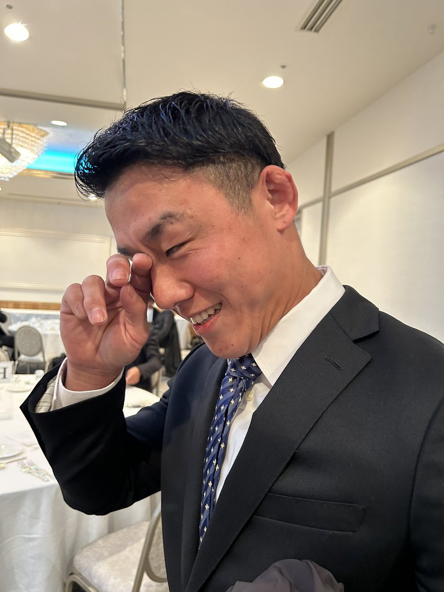 Yujiro_Seto's tweet photo. 連盟40周年記念式典に出席した櫻井選手。
いつも通り類稀なるユーモアを発揮してくれるだろうという周囲の期待を盛大に裏切り、チームキャプテンとしてたいへん素晴らしい挨拶をしてくれました。 https://t.co/bfhFv9pcqH