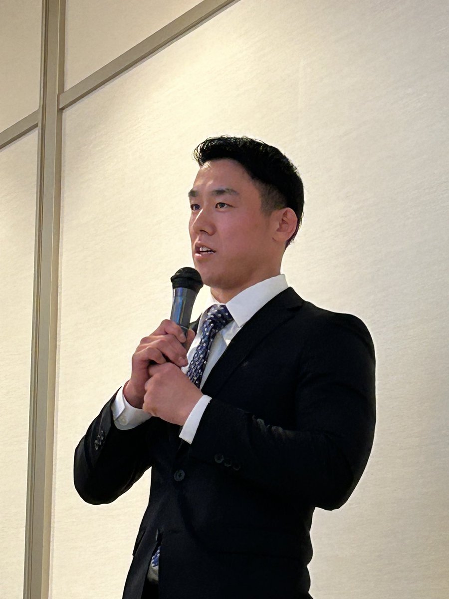 Yujiro_Seto's tweet photo. 連盟40周年記念式典に出席した櫻井選手。
いつも通り類稀なるユーモアを発揮してくれるだろうという周囲の期待を盛大に裏切り、チームキャプテンとしてたいへん素晴らしい挨拶をしてくれました。 https://t.co/bfhFv9pcqH