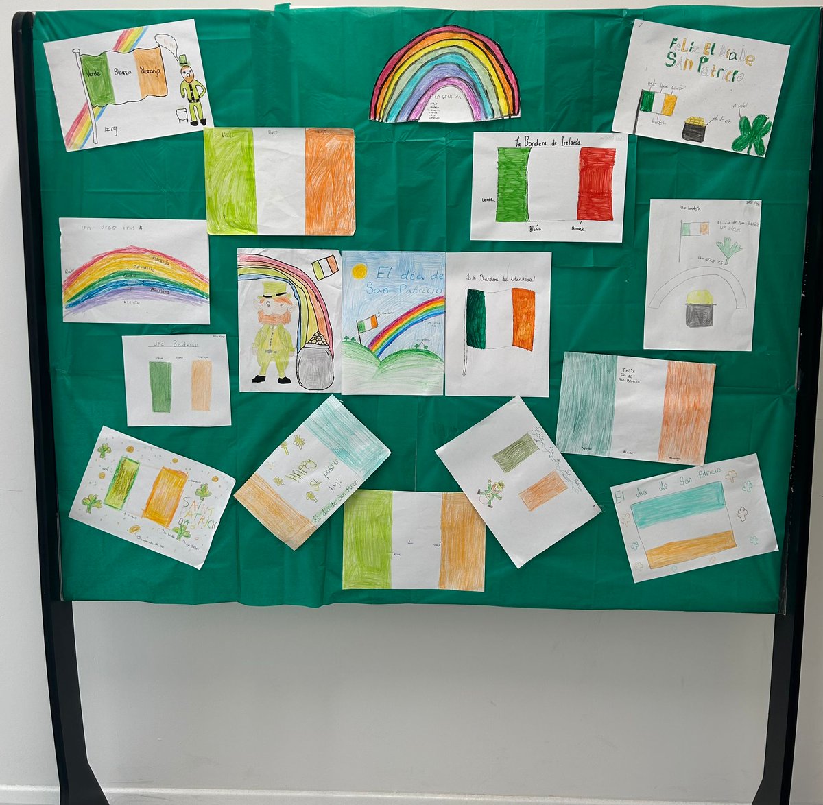 Feliz día de San Patricio ☘️ to all from Form 1  <a href="/colaiste/">Coláiste Chiaráin</a> students who created this colourful display for 17th March <a href="/MOS_CCO/">CCO_EPAS</a>