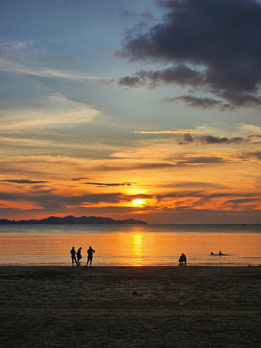 Strangers in a dream .||| ☁️ tweet media