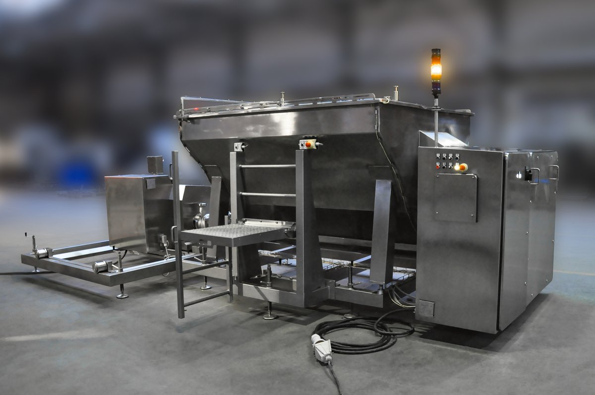 PSvidnik's tweet photo. In high-volume food processing, consistency is king. The PSS Horizontal Silo is the backbone of the operation, providing reliable temporary storage and a steady, controlled feed into the PSS Microcutter.

#FoodEngineering #ProcessAutomation #MeatProcessing #ProductionEfficiency https://t.co/rpWlrB0VXr