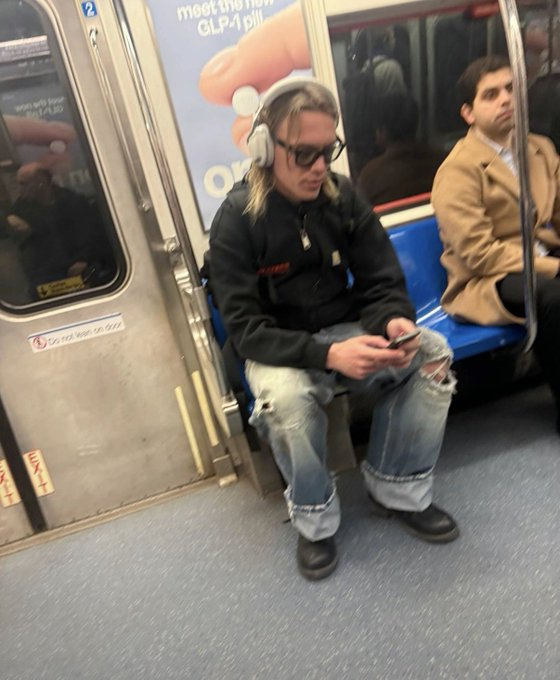 jindoldixon's tweet photo. wait… is this THAT jeans?? https://t.co/eCkYml92ki