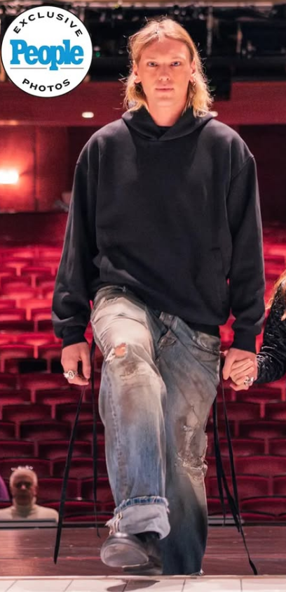 jindoldixon's tweet photo. wait… is this THAT jeans?? https://t.co/eCkYml92ki