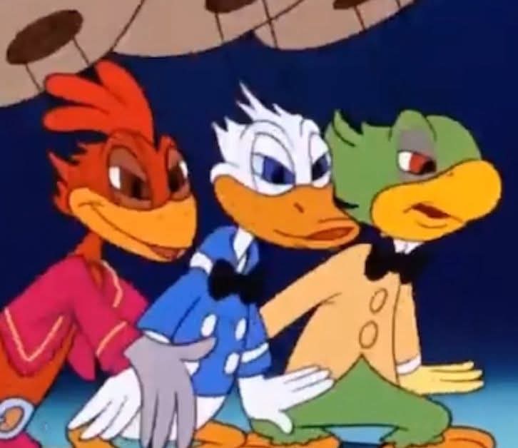 Me sorprende lo poco que hay de los tres caballeros en México, tendría que ir a alguna tienda de antigüedades para ver pero hasta el momento lo único que tengo de los tres caballeros es mi peluche de panchito y mi bolsa