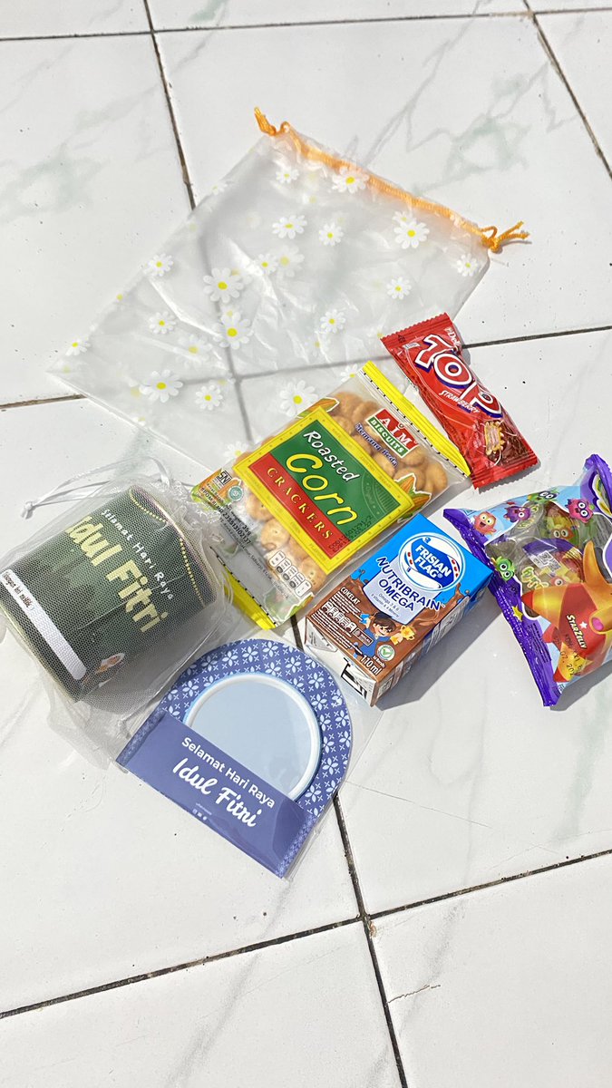 ulfahmaisaa's tweet photo. Kalau momen hari raya, buat bocil/keponakan, aku lagi lebih suka kasih bingkisan sih daripada uang.
Lebih seru aja lihat mereka bongkar isinya satu-satu 😆

Ada snack, susu, cermin, sama celengan. Biar belajar menabung sejak dini.￼ https://t.co/t4aZGiNWGC