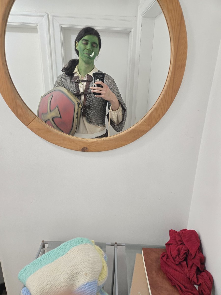 Thog_Live's tweet photo. guys i woke up green wghat the fuck https://t.co/W1caJophMd