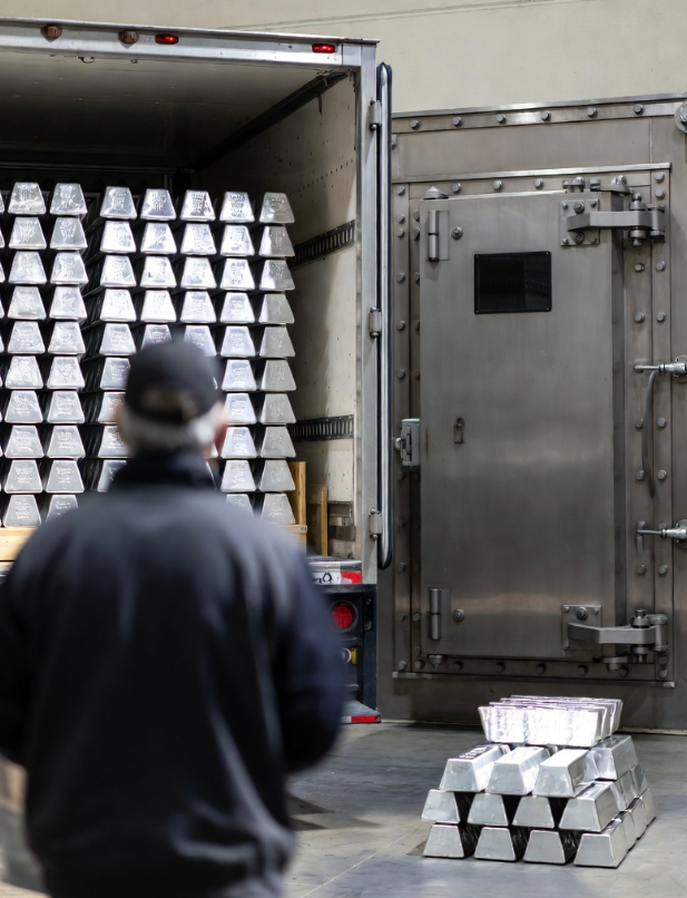 ⚠️PHYSICAL END USERS BACKED UP THE TRUCK IN JULY SILVER DURING THURSDAY'S MASSIVE SELL-OFF‼️

The COMEX May silver contract saw a massive increase in volume Thursday as shorts PILED on as silver crashed to $65.63.  
Volume TRIPLED from Tuesday, spiking from 32,659 contracts to