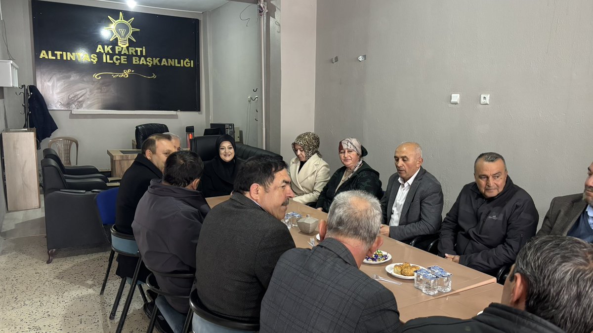 ceydaerenler's tweet photo. 📍 Altıntaş

Altıntaş İlçe Bayramlaşma Programı’nda; İlçe Ba��kanımız Ömer Özbay ile birlikte teşkilat mensuplarımızla bir araya gelerek bayramın sevincini paylaştık.

Niyetimiz bir, inancımız bir, yolumuz bir. 🇹🇷

#Bayram #Kütahya #Altıntaş #AKParti #Teşkilat #BirlikBeraberlik https://t.co/x4MUPKHJdL
