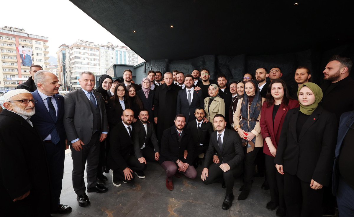 Cumhurbaşkanımız Sayın <a href="/RTErdogan/">Recep Tayyip Erdoğan</a> ile birlikte; güzel memleketimiz Rize’de hemşehrilerimizle buluştuk, hasret giderip bayramlaştık.

Birliğimiz daim, bayramımız mübârek olsun. Daha nice bayramlara el ele, gönül gönüle inşallah...