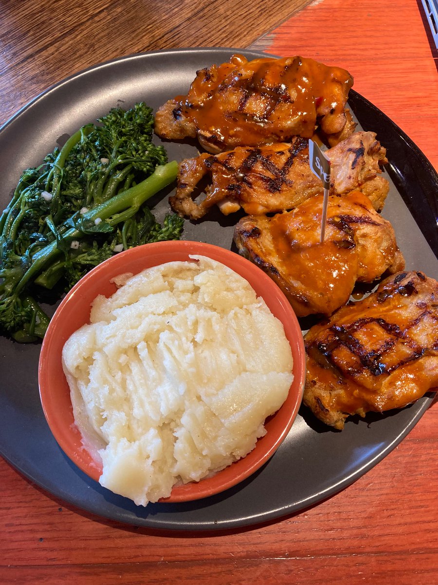 orat's tweet photo. ふと思い立ち久しぶりにnando's来たけど、この下味つけてモモ肉焼いてソースかけたやつで£10で、この二つのサイドで£6は高いな。。ドリンクつけて£20はかなり納得感低かった…もはやこの、日本人的に外食に対してコスパ悪く感じる感覚は永遠になくならないのか… https://t.co/4kAw595TTr
