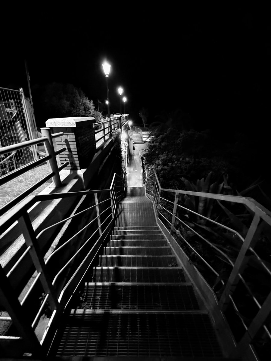 Alonein43672278's tweet image. #photography #blackandwhite #steps #light #night