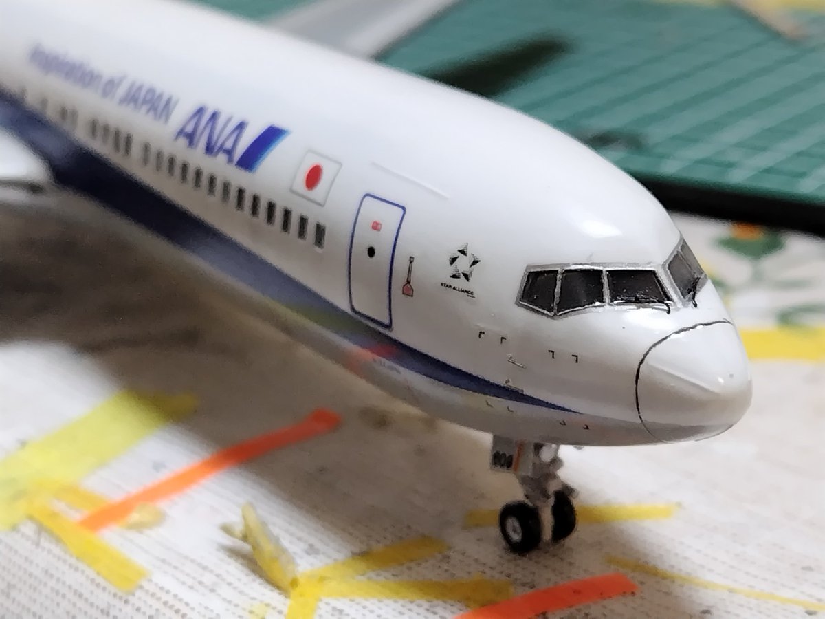 kd618a's tweet photo. ランディングギアをそれらしくディテールアップ。
飛行機にパイピングを施すのは初めてでしたが、意外とそれらしくなりました👌

ピトー管やワイパーも取り付けが終わり、残る大物はエンジンのみとなりました。

 #ハセガワ旅客機 
 #旅客機プラモ https://t.co/edCbUUt9mY