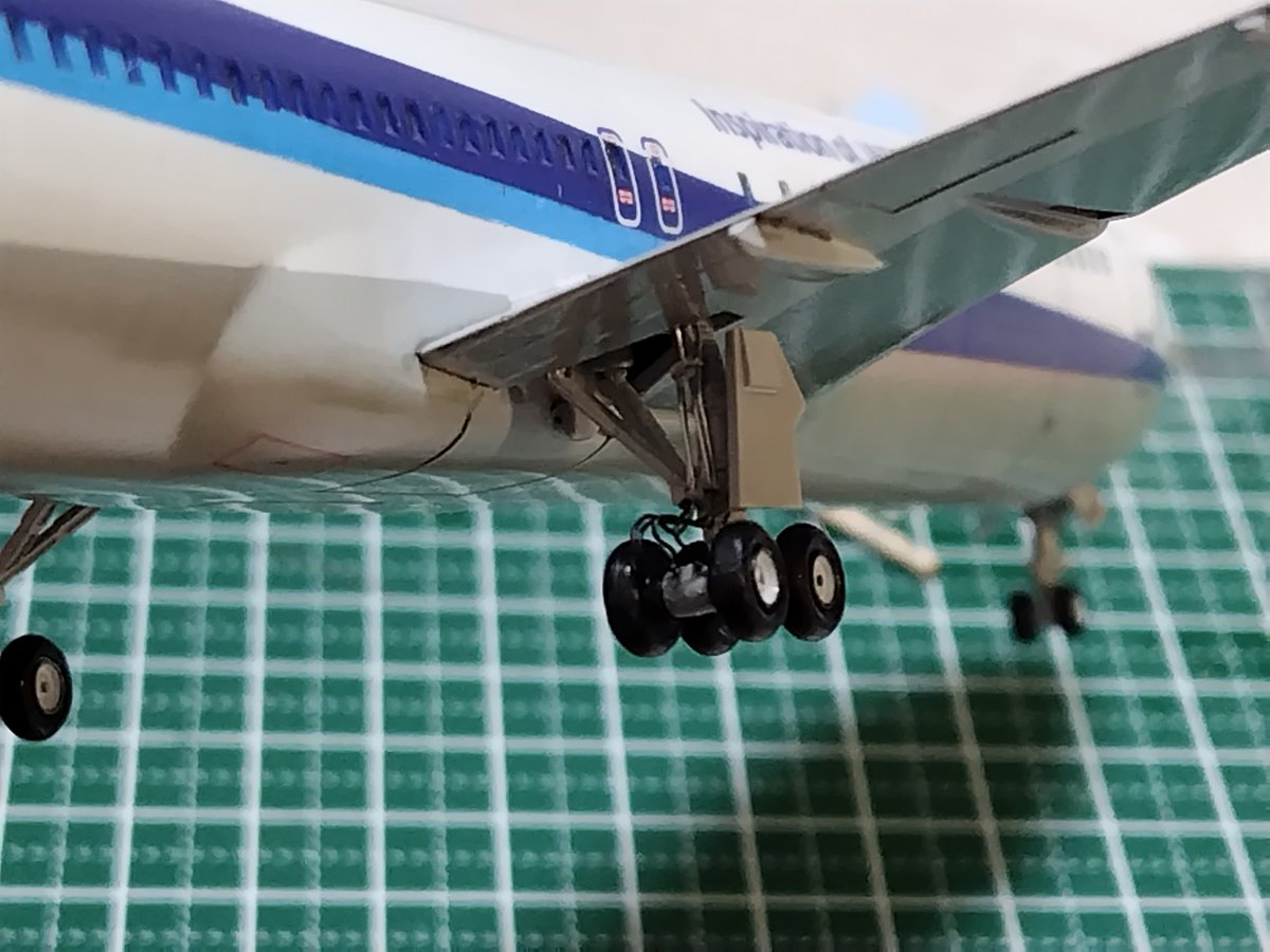 kd618a's tweet photo. ランディングギアをそれらしくディテールアップ。
飛行機にパイピングを施すのは初めてでしたが、意外とそれらしくなりました👌

ピトー管やワイパーも取り付けが終わり、残る大物はエンジンのみとなりました。

 #ハセガワ旅客機 
 #旅客機プラモ https://t.co/edCbUUt9mY