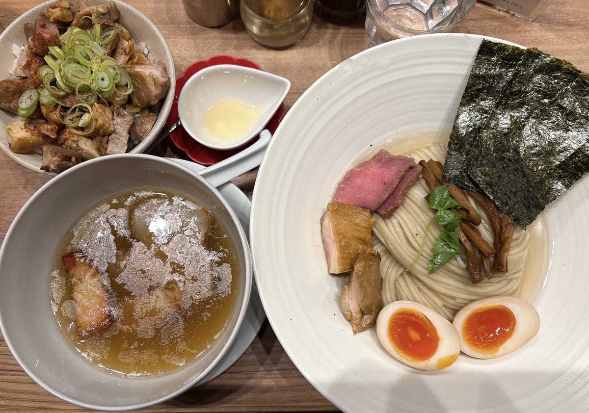 ほん田(秋葉原)
特製塩つけ麺
チャーシュー丼
昆布水つけ麺としてのクオリティはかなり高い。
揉塩で食べるのがめちゃくちゃ美味い。
スープは醤油に比べるとあっさり目だけど、トッピングや昆布水とのバランスが考えられていると感じる。
並びあるのも時間見て行けばそこまでだからつい行ってしまう🤣