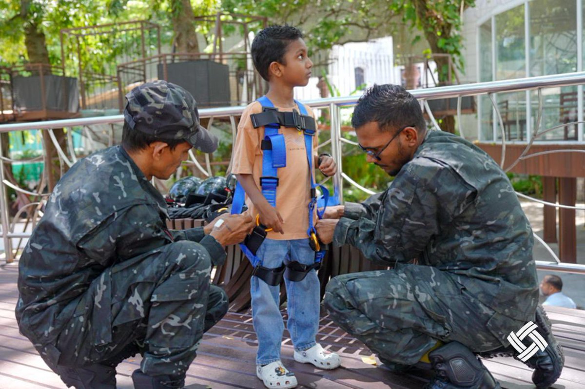 rdcmaldives's tweet photo. ސަލްޓަން ޕާކު މަރާމާތުކުރުމުގެ މަޝްރޫޢުގެ ފޭސް 1ގެ ނިމިފައިވާ މަސައްކަތްތައް ރައީސުލްޖުމްހޫރިއްޔާ ޑރ. މުޙައްމަދު މުޢިއްޒު ބައްލަވާލައްވައިފި އެވެ.

ރައީސުލްޖުމްހޫރިއްޔާގެ އަރިހުގައި މިނިސްޓަރ އޮފް ކޮންސްޓްރަކްޝަން ހައުސިންގ، އެންޑް އިންފްރާސްޓްރަކްޗަރ ޑރ. ޢަބްދުﷲ މުއްޠަލިބް، މިނިސްޓަރ އޮފް ޑިފެންސް މުޙައްމަދު ޣައްސާން މައުމޫން، ޗީފް އޮފް ޑިފެންސް ފޯސް މޭޖަރ ޖެނެރަލް އިބްރާހިމް ޙިލްމީ އަދި މި ކޯޕަރޭޝަންގެ މެނޭޖިންގ ޑިރެކްޓަރ އިބްރާހިމް ނަޡީމް ބައިވެރިވެވަޑައިގެންނެވިއެވެ.

#TeamRDC