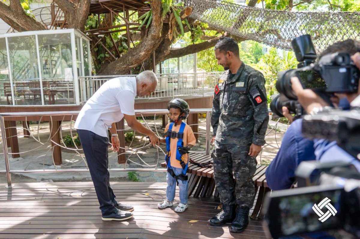 rdcmaldives's tweet photo. ސަލްޓަން ޕާކު މަރާމާތުކުރުމުގެ މަޝްރޫޢުގެ ފޭސް 1ގެ ނިމިފައިވާ މަސައްކަތްތައް ރައީސުލްޖުމްހޫރިއްޔާ ޑރ. މުޙައްމަދު މުޢިއްޒު ބައްލަވާލައްވައިފި އެވެ.

ރައީސުލްޖުމްހޫރިއްޔާގެ އަރިހުގައި މިނިސްޓަރ އޮފް ކޮންސްޓްރަކްޝަން ހައުސިންގ، އެންޑް އިންފްރާސްޓްރަކްޗަރ ޑރ. ޢަބްދުﷲ މުއްޠަލިބް، މިނިސްޓަރ އޮފް ޑިފެންސް މުޙައްމަދު ޣައްސާން މައުމޫން، ޗީފް އޮފް ޑިފެންސް ފޯސް މޭޖަރ ޖެނެރަލް އިބްރާހިމް ޙިލްމީ އަދި މި ކޯޕަރޭޝަންގެ މެނޭޖިންގ ޑިރެކްޓަރ އިބްރާހިމް ނަޡީމް ބައިވެރިވެވަޑައިގެންނެވިއެވެ.

#TeamRDC