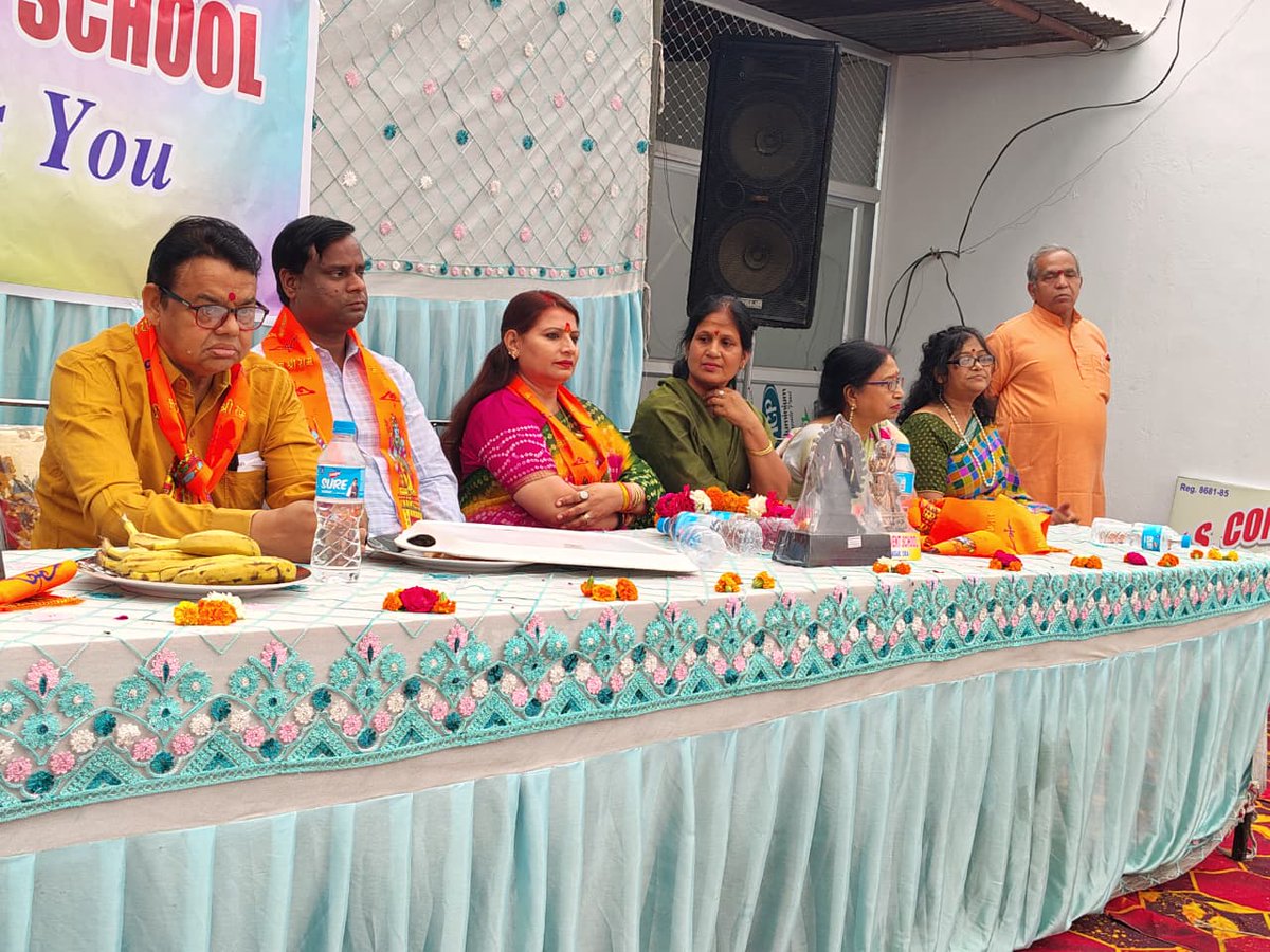 UrvijaDixit4BJP's tweet photo. आज उरई के K.S. Convent School में नवीन सत्र के शुभारंभ अवसर उपस्थित बच्चों को संबोधित किया।

#BJP4India #BJP4UP #BJPUttarPradesh #bjp4mm #followers #highlights https://t.co/EZ88jY5S6H