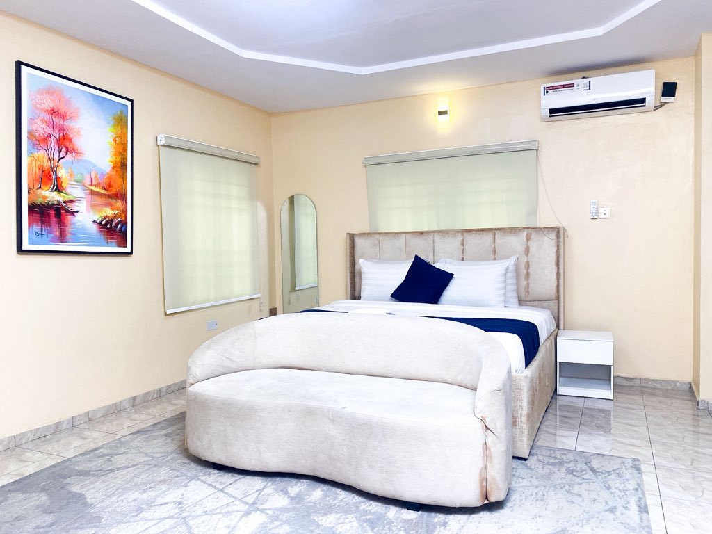 Realtor_NG's tweet image. Take a look at this 1 bedroom apartment 😍😍

Price: 110k/night  

📍Oladipo Bateye Road, Ikeja

For more enquiries or bookings, please send a DM or contact 08136905517, 08142690783, 08063122537. 

#Shortlets #shortletsinikeja #shortletsinlagos