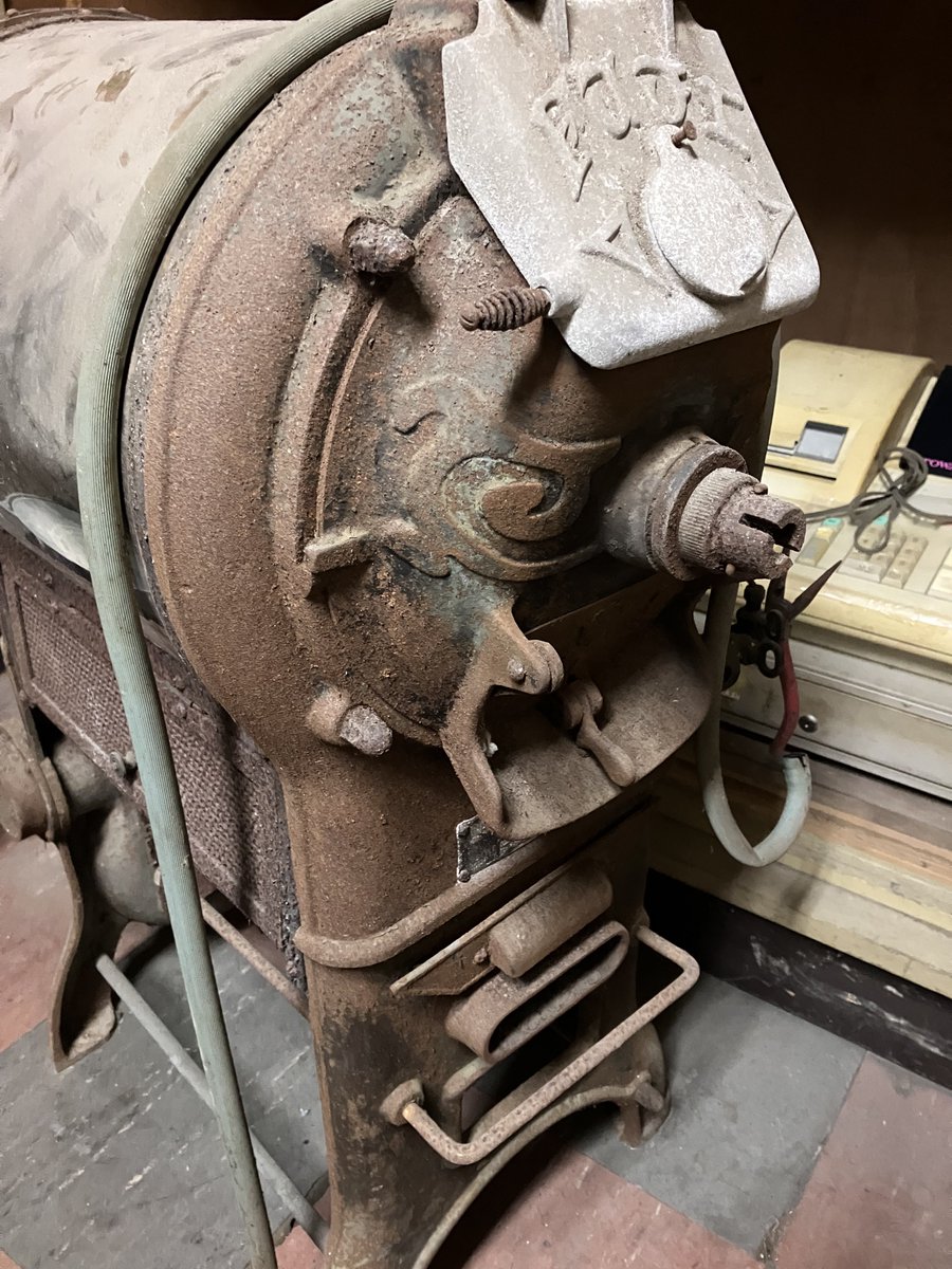 deminator250v's tweet photo. 去年の12月17日に引き取り
実働が本日3月20日
グアテマラアティトランで幕開けしました

ブタ釜の愛称で呼ばれる3ポンド焙煎機

公式から見放されるメールが来ましたが、いろんな方の情報と応援で無事数十年の時を超えて再起動出来ました。

理想とする味を求めてこれから更に深い沼に飛び込みます。 https://t.co/jO9LmFOuAu
