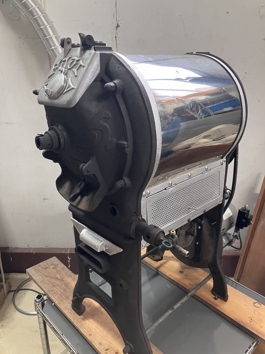 deminator250v's tweet photo. 去年の12月17日に引き取り
実働が本日3月20日
グアテマラアティトランで幕開けしました

ブタ釜の愛称で呼ばれる3ポンド焙煎機

公式から見放されるメールが来ましたが、いろんな方の情報と応援で無事数十年の時を超えて再起動出来ました。

理想とする味を求めてこれから更に深い沼に飛び込みます。 https://t.co/jO9LmFOuAu