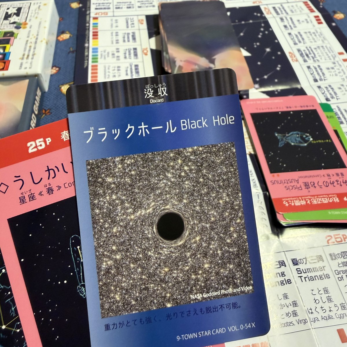 rakiazxz's tweet photo. 麻雀のルールでいろいろ集めるタイプのボドゲ:
「THE STAR CARD GAME」を遊んでみた。
天体を集めるゲームだ〜

何回か遊んでいるうちに、天体の名前をいくつか覚えられた気がする〜 https://t.co/VwroA5xWAm