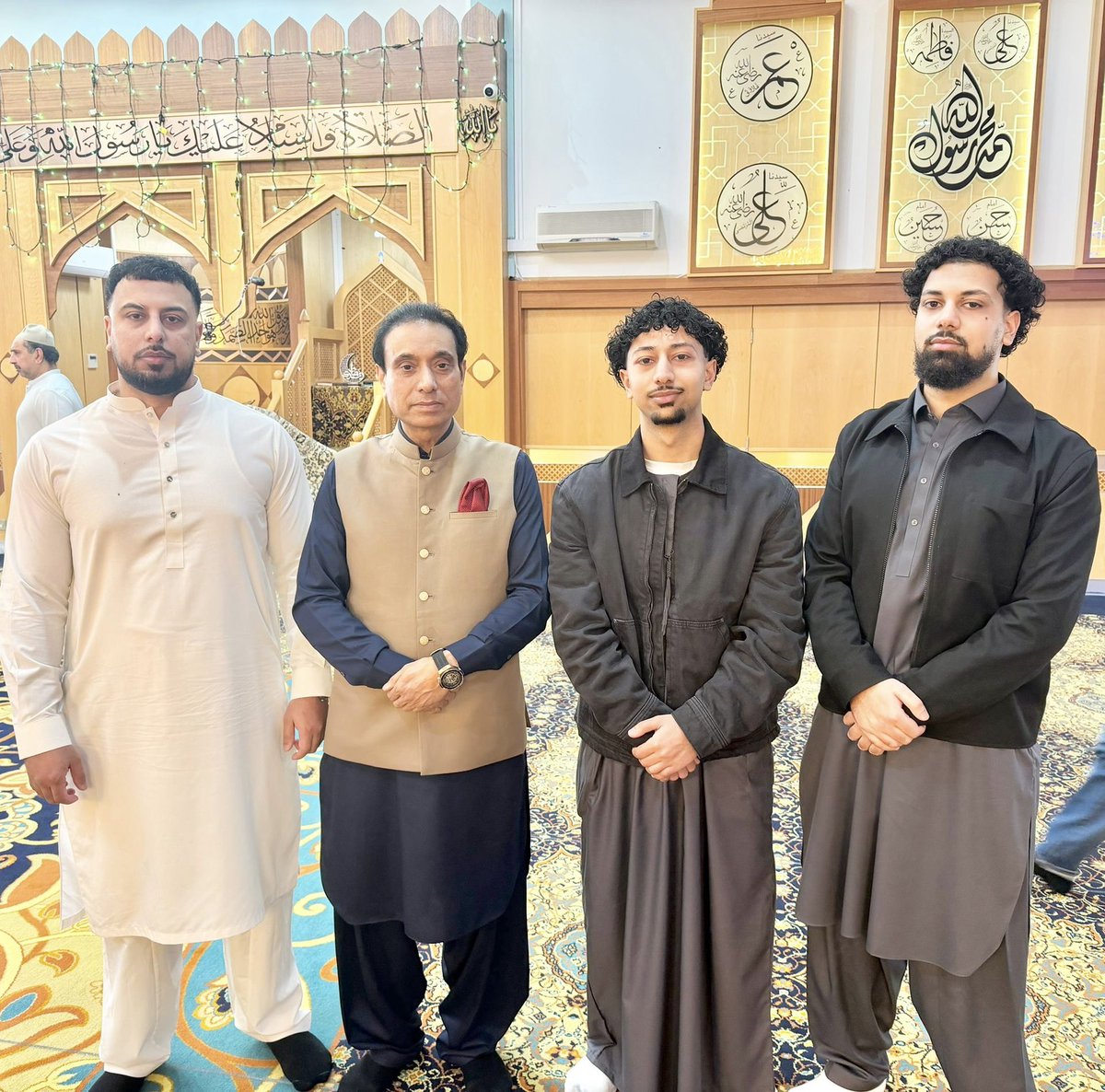 میری طرف سے  تمام دوستوں اور فیملی فرینڈ کو عید کے پر مسرت موقع پر دل کی اتھاہ گہرائیوں سے “ عید مبارک “ قبول کریں 🤲🏻❤️🌹🙏🤲🏻❤️🌹۰