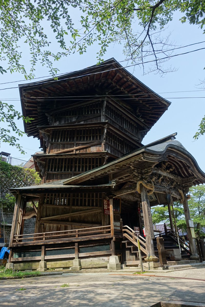 goskytrip's tweet photo. 会津若松の飯盛山にある「さざえ堂」がおすすめです！
内部が世界でも珍しい木造二重らせん構造で、上りと下りの通路が完全に別々。一方通行で進むだけで、参拝者同士がすれ違わずスイスイ上り下りできる不思議なお堂です。
#onej #onejリスナー情報局 https://t.co/hlXurrO4Ab