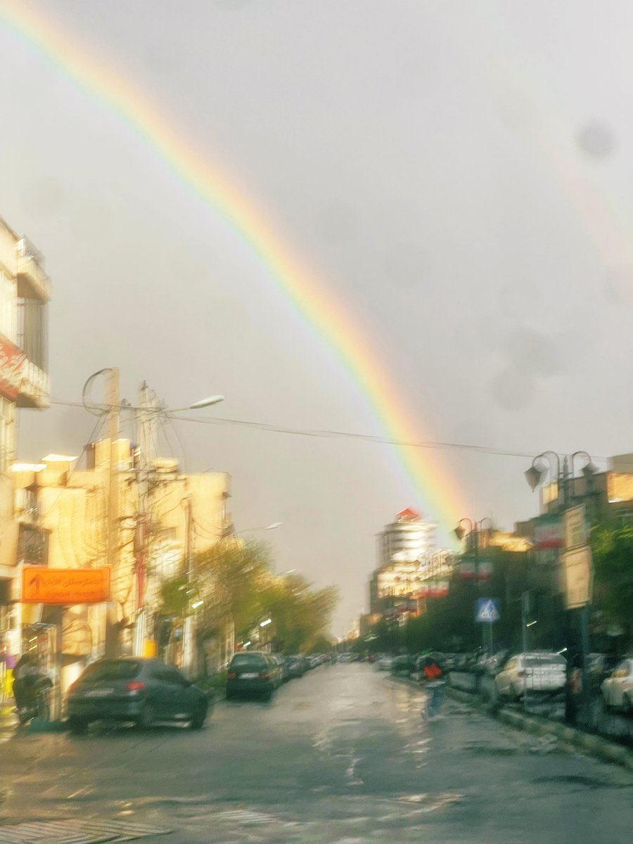 #رنگین_کمان در آستانه‌ی #نوروز در آسمان تهران، این «میدان نبرد» جنگنده و پهپاد و ضدهوایی و کروز و دود.
#امید