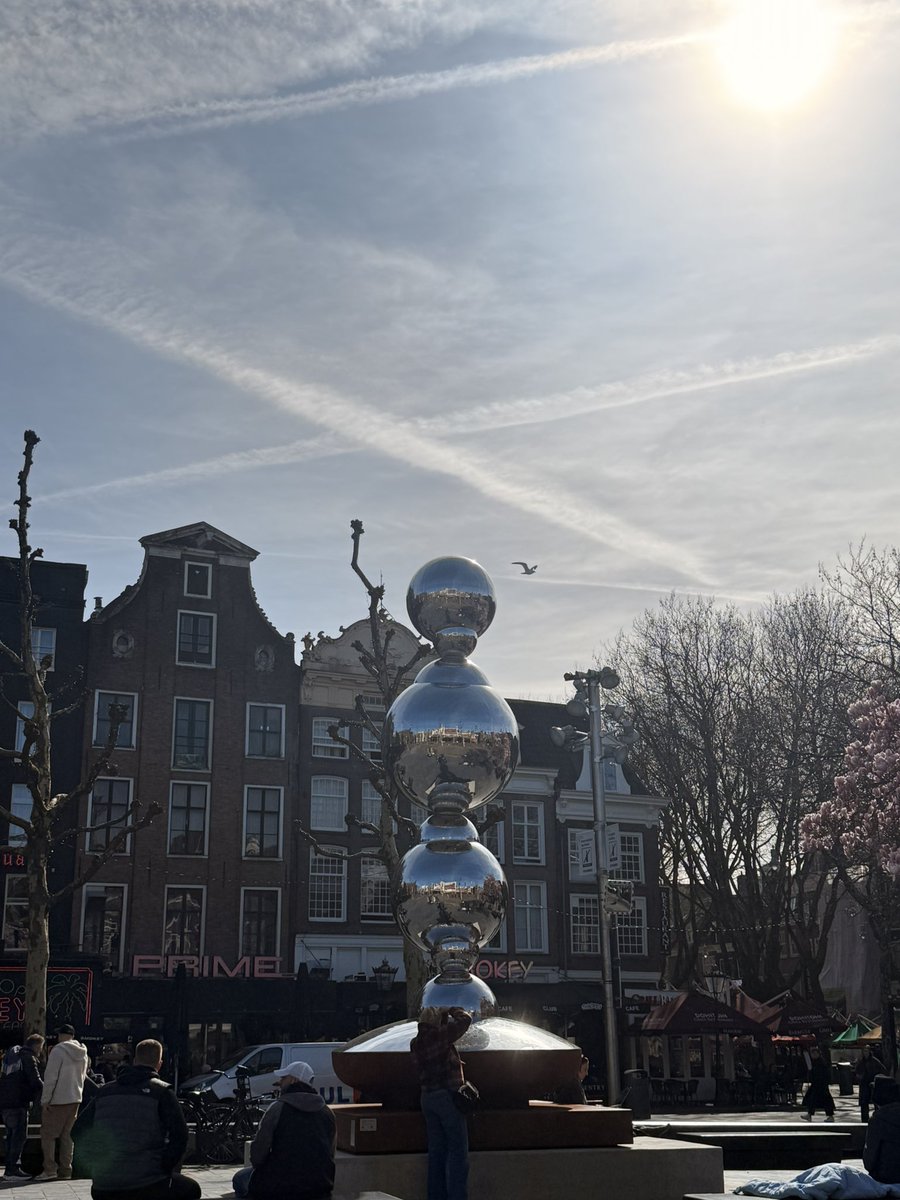 Kunnen ze dit lelijke analbeads sculptuur van rembrandt plein verwijderen