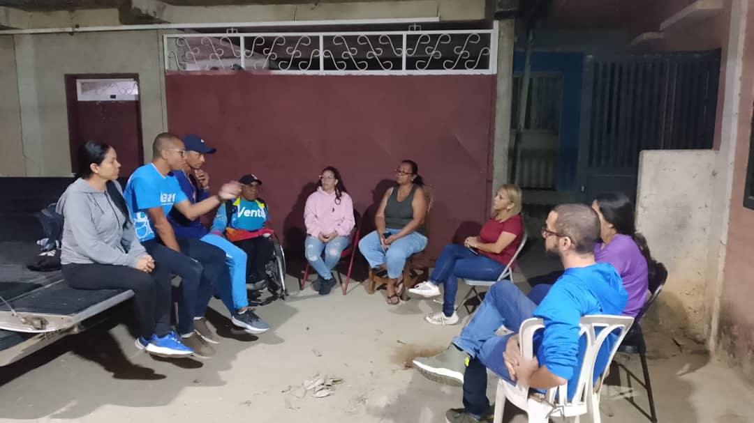 VenteCarabobo's tweet photo. #VenteNaguanagua 
Reunión con vecinos de la comunidad Simón Rodríguez NAGUANAGUA sigue avanzando en la consolidación de sus estructuras en sectores organizados a través de sus líderes parroquiales y municipales. 
@VenteVenezuela de la mano de @Jesus_AcostaM Coordinador Municipal https://t.co/VV40aXQm6O