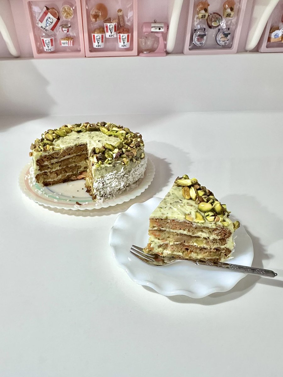 EllalalaHannah's tweet photo. 前に買っておいたグルテンフリーのケーキミックスと去年から気になっていたフィラデルフィアのフロスティングの小さいパックを発見したのでピスタチオキャロットケーキ作った🥕
レシピは自分のオリジナルなので適当にアレンジ。
#carrotcake
#homemadecake
#philadelphiafrosting
#pistacchio https://t.co/dmH7cZ3Rxp