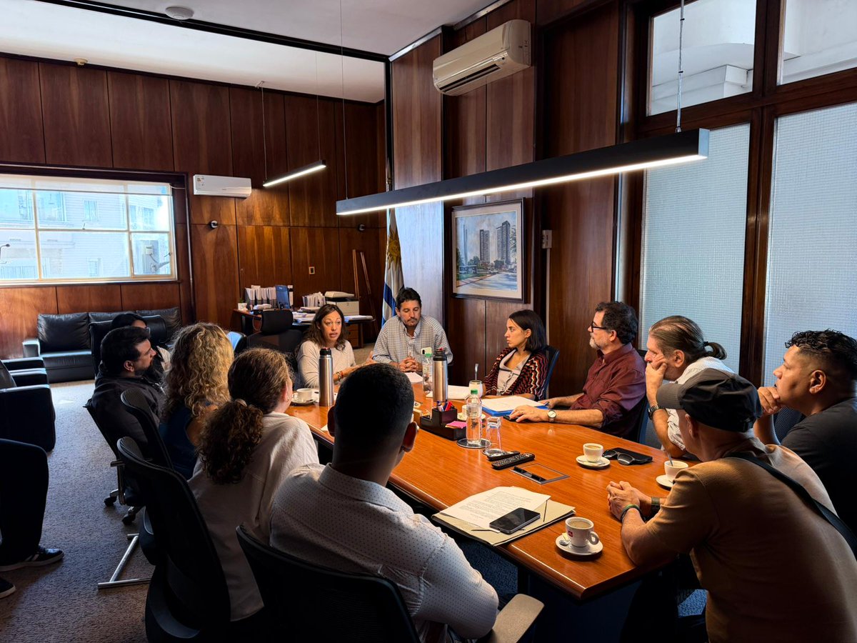 MIEM_Uruguay's tweet photo. 🤝 La ministra @fcardona recibió a una delegación de sindicatos de la industria.

💬Fue una instancia de escucha, intercambio y coordinación de acciones, con el objetivo de avanzar en la construcción de la Política Industrial, y anticiparse a los desafíos del sector. https://t.co/IqidYY5b71