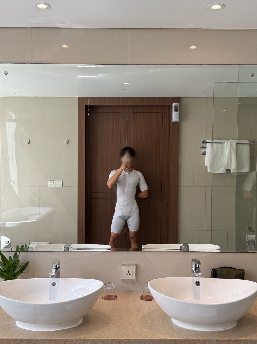 myleatherleo tweet media