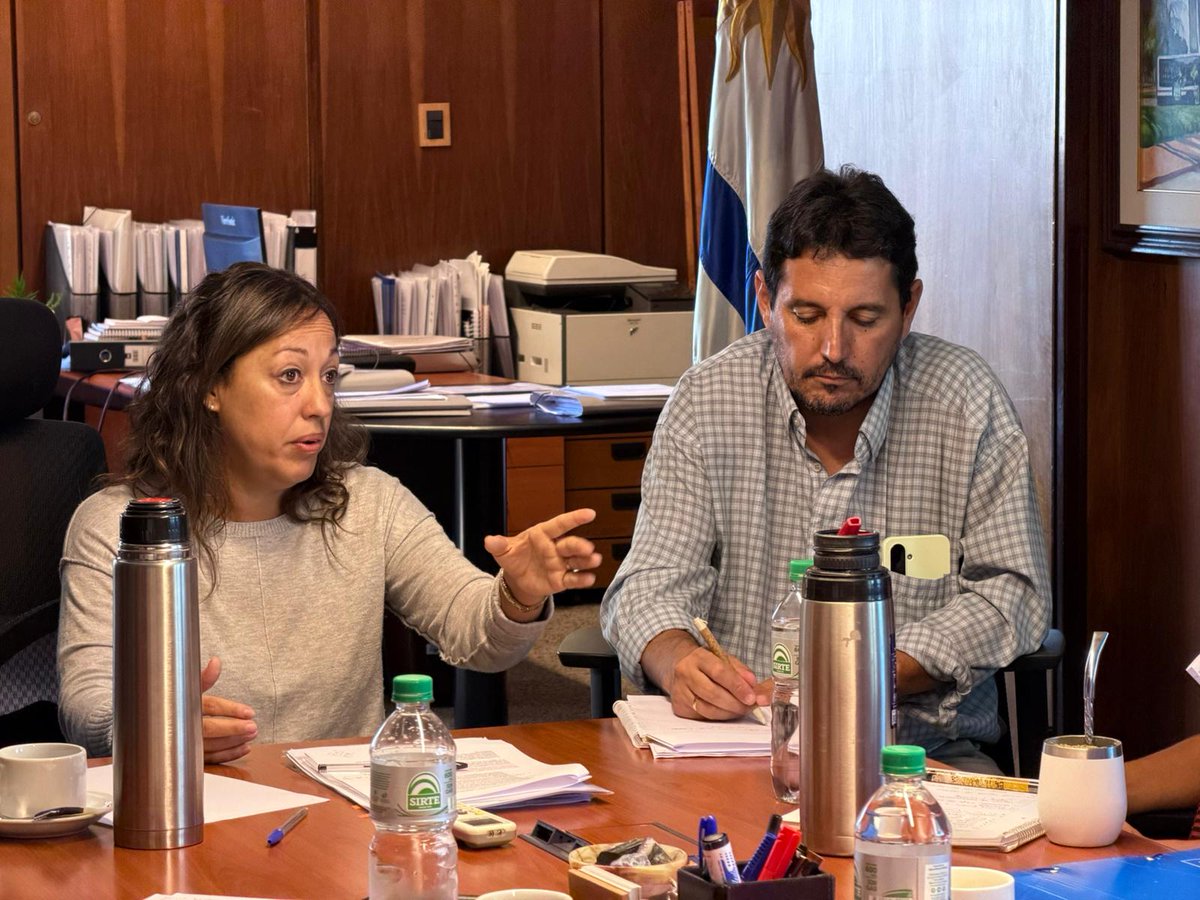 MIEM_Uruguay's tweet photo. 🤝 La ministra @fcardona recibió a una delegación de sindicatos de la industria.

💬Fue una instancia de escucha, intercambio y coordinación de acciones, con el objetivo de avanzar en la construcción de la Política Industrial, y anticiparse a los desafíos del sector. https://t.co/IqidYY5b71