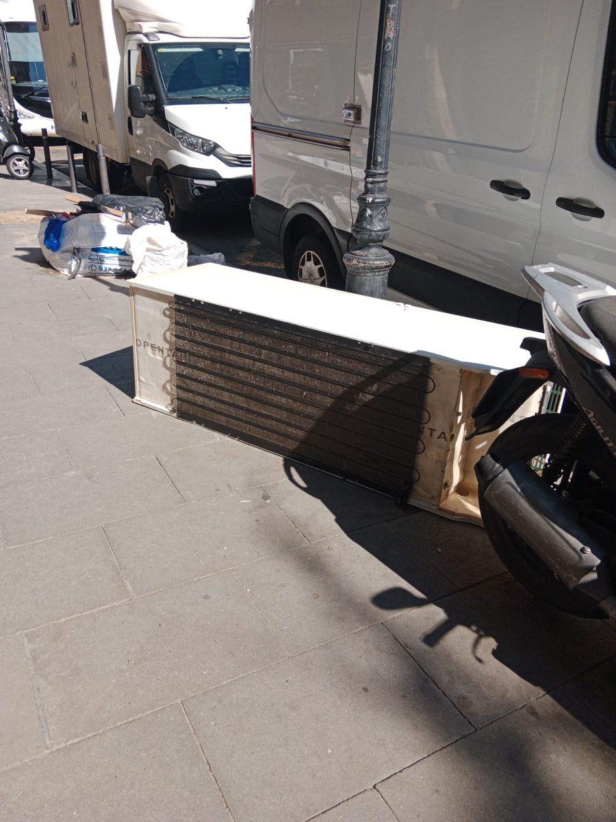 #nevera abandonada pel raval.

Carrer Sant Pau. 

A la bonanova també hi ha neveres abandonades?