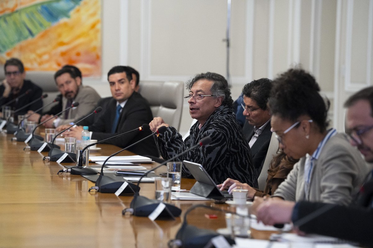 FondoFenoge's tweet photo. ⚡🇨🇴 Desde el #FENOGE participamos en la mesa de trabajo liderada por el presidente @petrogustavo y el @MinEnergiaCo, junto a @MinHacienda, @UPMEOficial, @comisioncreg, el Fondo y actores del sector energético, para avanzar en la reglamentación de #ColombiaSolar y en el decreto de tarifas de energía más bajas.

Nuestro director @brygiraldo hizo parte de este espacio donde, además, se revisaron medidas para aliviar el costo del servicio, fortalecer la #TransiciónEnergéticaJusta y acelerar la democratización de la energía limpia para los hogares del país.

@infopresidencia