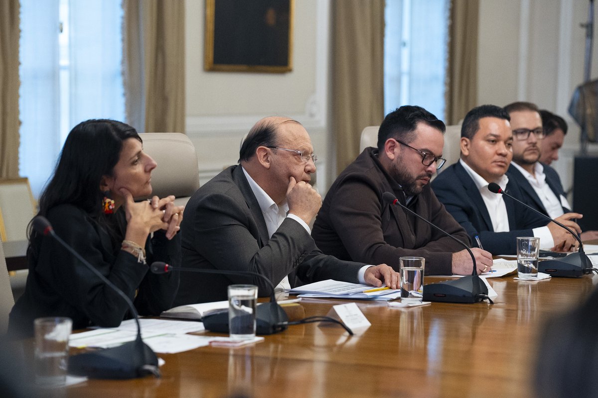 FondoFenoge's tweet photo. ⚡🇨🇴 Desde el #FENOGE participamos en la mesa de trabajo liderada por el presidente @petrogustavo y el @MinEnergiaCo, junto a @MinHacienda, @UPMEOficial, @comisioncreg, el Fondo y actores del sector energético, para avanzar en la reglamentación de #ColombiaSolar y en el decreto de tarifas de energía más bajas.

Nuestro director @brygiraldo hizo parte de este espacio donde, además, se revisaron medidas para aliviar el costo del servicio, fortalecer la #TransiciónEnergéticaJusta y acelerar la democratización de la energía limpia para los hogares del país.

@infopresidencia
