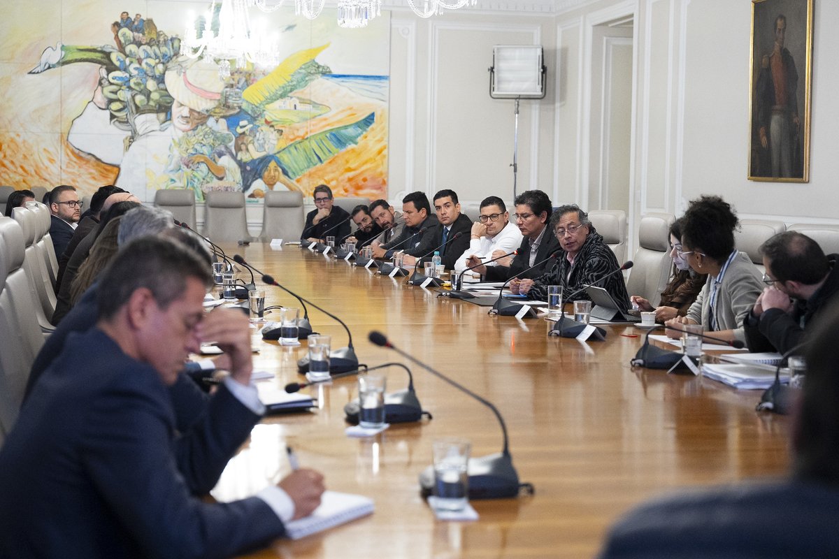 FondoFenoge's tweet photo. ⚡🇨🇴 Desde el #FENOGE participamos en la mesa de trabajo liderada por el presidente @petrogustavo y el @MinEnergiaCo, junto a @MinHacienda, @UPMEOficial, @comisioncreg, el Fondo y actores del sector energético, para avanzar en la reglamentación de #ColombiaSolar y en el decreto de tarifas de energía más bajas.

Nuestro director @brygiraldo hizo parte de este espacio donde, además, se revisaron medidas para aliviar el costo del servicio, fortalecer la #TransiciónEnergéticaJusta y acelerar la democratización de la energía limpia para los hogares del país.

@infopresidencia