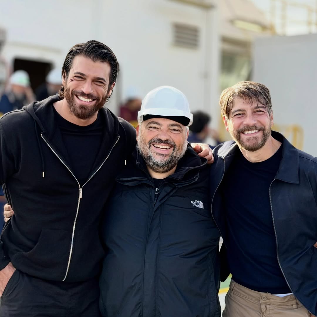 📌 Alberto Ruiz Rojo.

"¡Gracias, equipo! Sin duda volar a vuestro lado es tan bonito como el vuelo de las mariposas".

#CanYaman, María De Nati, Félix Gómez y un montón de sonrisas más que han formado esta FAMILIA tan bonita ✨ #ElLaberintoDeLasMariposas 🦋

MIL GRACIAS 💙