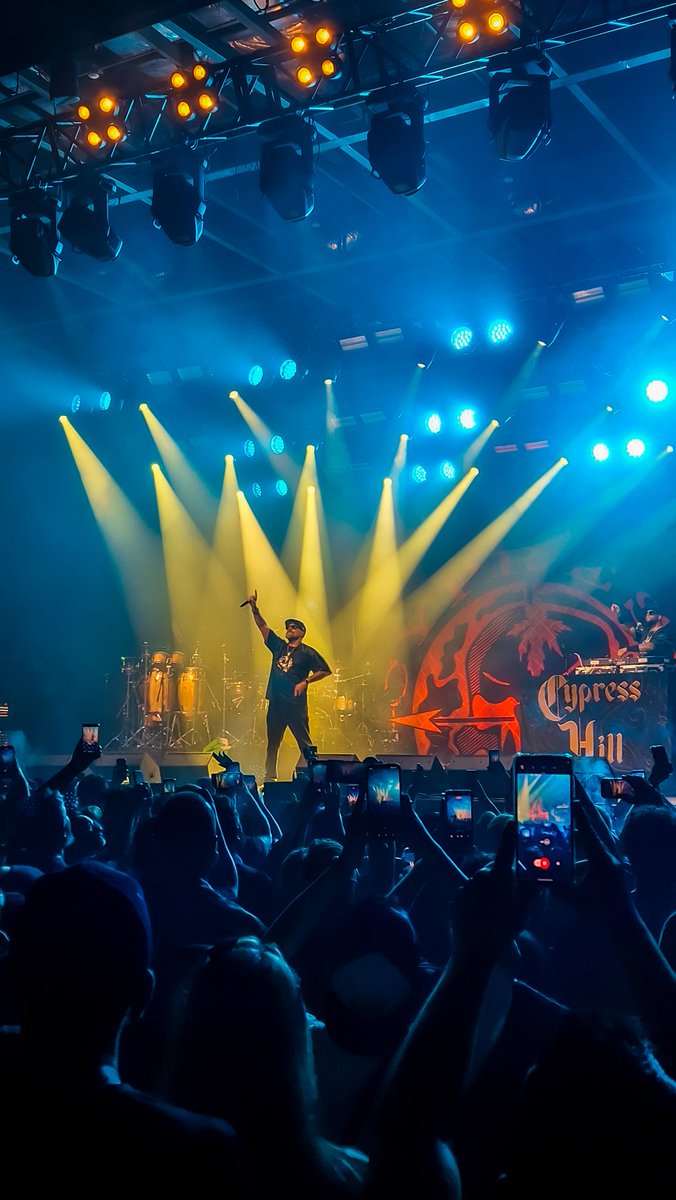 eu nem acredito que fui no show do cypress hill e foi muito mais foda que eu imaginava 

obrigada amor <a href="/angrooves/">Angrooves</a>