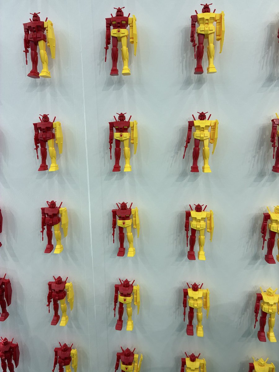 SugarMild's tweet photo. ポップなガンダムを買いに息子と原宿に行きました。

#ガンプラ https://t.co/nfQ8jxWKXr