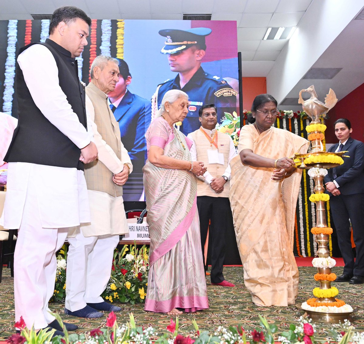 rashtrapatibhvn's tweet photo. President Droupadi Murmu inaugurated the Nand Kishor Somani Oncology Block of Ramakrishna Mission Sevashram at Vrindavan, Uttar Pradesh. The President said that the realisation of a strong and self-reliant India will only be possible through healthy citizens. She stated that the Ramakrishna Mission has demonstrated that a confluence of modern science and human compassion can achieve remarkable feats for the welfare of humanity.