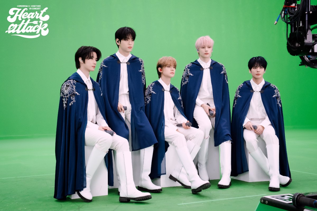 MoaFi0715's tweet photo. Behind the scenes photos from AMAZE. They ate in this look 😭

#TXT #TOMORROW_X_TOGETHE https://t.co/OFRdEZQviE