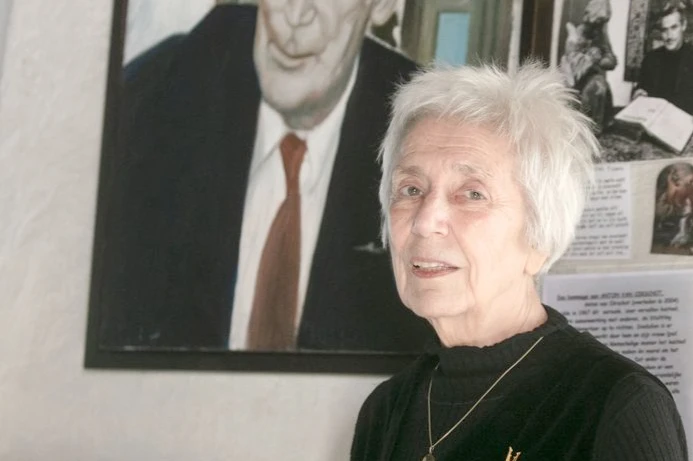 Deze week overleed Truus Sparla, de markante schrijver met bijzondere  band met de Efteling. Ze schreef het sprookjesboek uit 1967, én de introductie die je hoort bij de Indische Waterlelies: "'s  Nachts, als de maan schijnt in dit prachtige oerwoud..." eftepedia.nl/lemma/Truus_Sp…