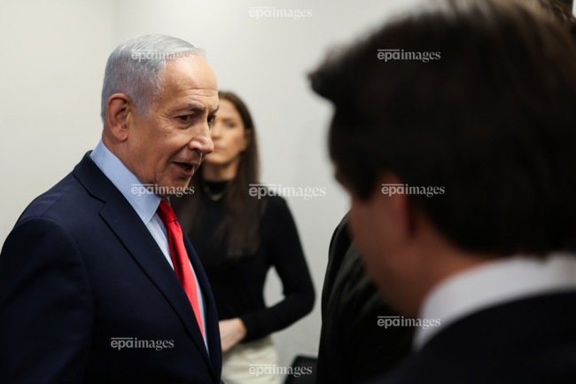 Dit begint toch wel een beetje mal te worden op dit platform. Er is genoeg fotomateriaal van persbureaus, als bewijs. Netanyahu is niet vervangen door AI en moet gewoon zo snel mogelijk uitgeleverd worden aan het Internationaal Strafhof in Den Haag.